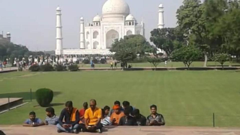 ತಾಜ್ ಮಹಲ್ ಆವರಣದಲ್ಲಿ ಶಿವ ಚಾಲಿಸ್ ಪಠಿಸಿದ ಹಿಂದೂ ಯುವವಾಹಿನಿ ಕಾರ್ಯಕರ್ತರು